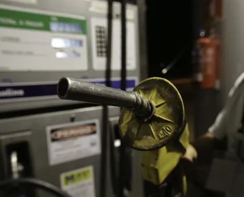 Gasolina E32 amplia desafio para veículos não flex
