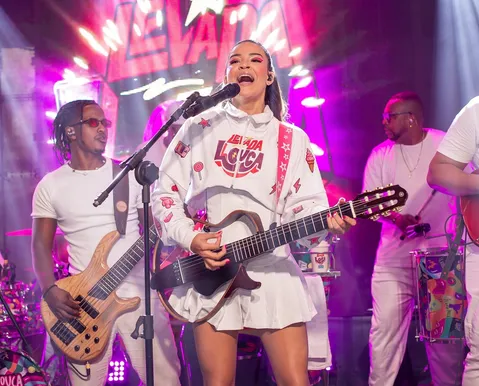 Após anos, banda de sucessos do Axé volta aos palcos com nova cantora - Imagem