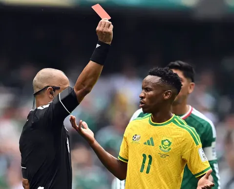 Árbitro brasileiro expulsa três e quebra recorde na estreia da Copa