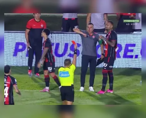 Árbitro vai ao VAR e expulsa dois jogadores do Vitória no mesmo lance