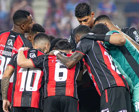 Atacante do Vitória é eleito o melhor jogador da Copa do Nordeste 2026