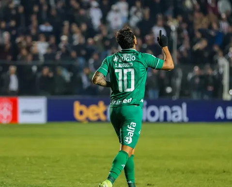 Ex-Vitória e atacante que vendia salgados castigam o Bahia