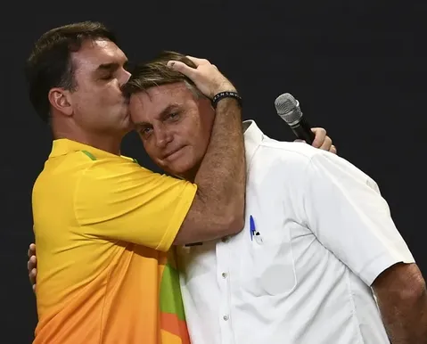 Bolsonaro receberá visitas de Flávio, nora e neta na domiciliar