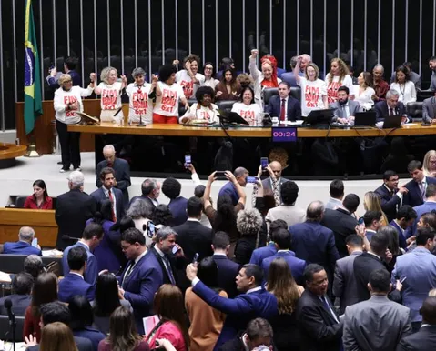 Câmara aprova em dois turnos fim da escala 6x1 e fixa jornada máxima de 40h