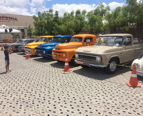 Encontro de carros antigos reúne relíquias e colecionadores neste sábado em Salvador
