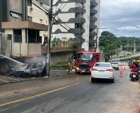 Vídeo: carro pega fogo, desce ladeira desgovernado e atinge ônibus em Brotas