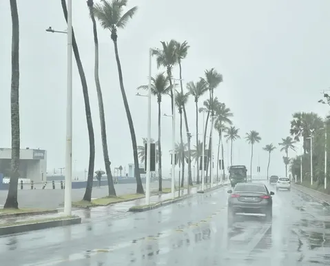Previsão do tempo divide Bahia entre pancadas de chuva e alerta por ar seco