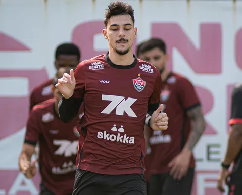 Troca entre Leões: lateral deixa o Vitória e reforça rival nordestino