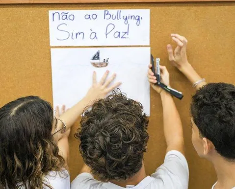 Colégio particular de Salvador é acusado de expulsar aluno vítima de bullying
