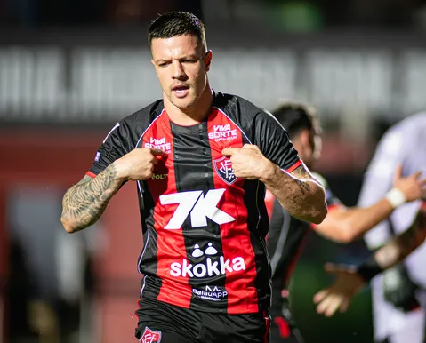 Com gol de Kayzer, Vitória vence o Vasco e faz nova vítima no Barradão