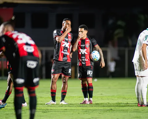 Com VAR polêmico, Vitória tem dois expulsos e perde para o Palmeiras