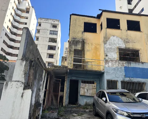 Crack, destruição e ameaças: prédios abandonados tiram a paz de moradores no Itaigara