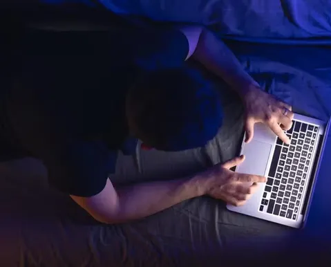 Do tesão à dependência: quando a pornografia se torna um vício e deixa de ser saudável