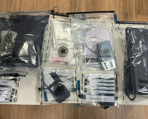 Duas pessoas são presas suspeitas de tráfico de drogas em condomínio de luxo - Imagem