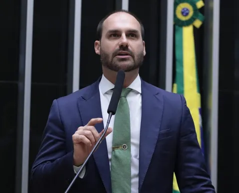 Eduardo Bolsonaro assiste jogo do Brasil nos EUA apesar de condenação no STF