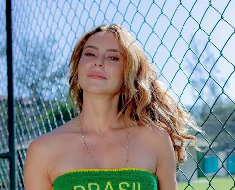 Em clima de Copa, Paolla Oliveira posa de biquíni verde e amarelo
