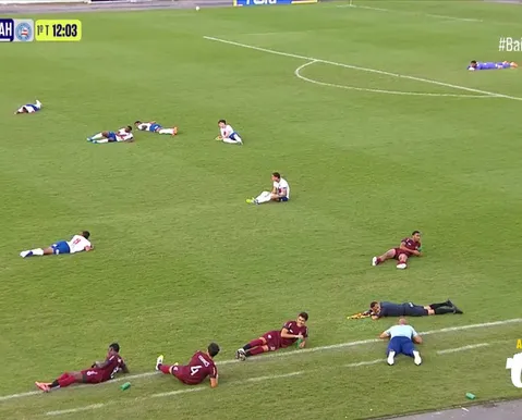 Enxame de vespas paralisa final do Baianão Sub-20; veja imagens