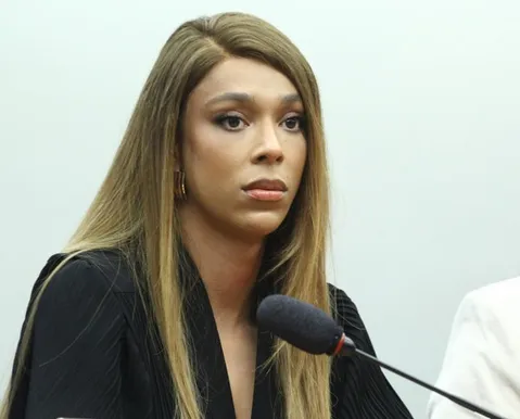 Erika Hilton desabafa sobre fim da escala 6x1: "Dor de uma bicha de balcão"