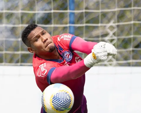 Ex-goleiro do Bahia deixa Europa após temporada marcada por rebaixamento