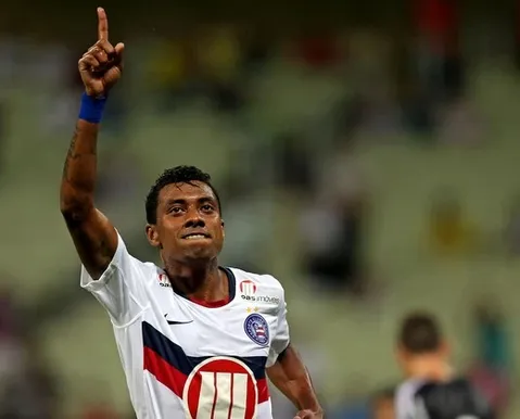 Pentacampeão com passagem pelo Bahia é internado com obstrução em três artérias