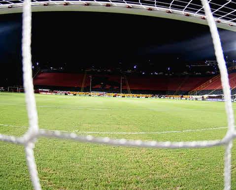 Jogador que deixou o Vitória em 2026 perde gol bizarro na Série B; assista
