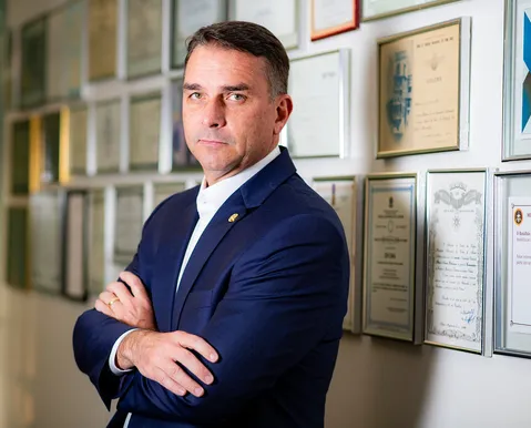 Flávio Bolsonaro apresenta 'pacotão' de combate ao crime; veja as propostas - Imagem