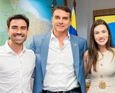 Flávio Bolsonaro é recebido por Junior e Cinthya Marabá na Bahia Farm