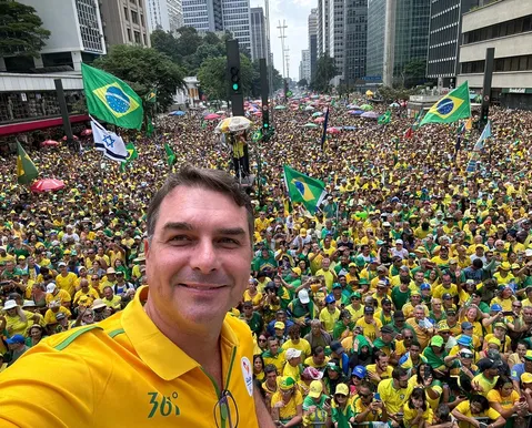 PSOL aciona Justiça Eleitoral para barrar carreata de Flávio Bolsonaro