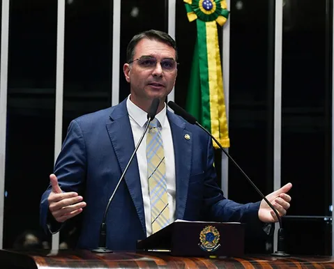 PGR pede a Moraes que PF ouça Flávio Bolsonaro em inquérito