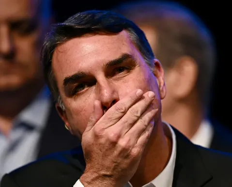 Flávio Bolsonaro tem candidatura a presidente barrada no TSE