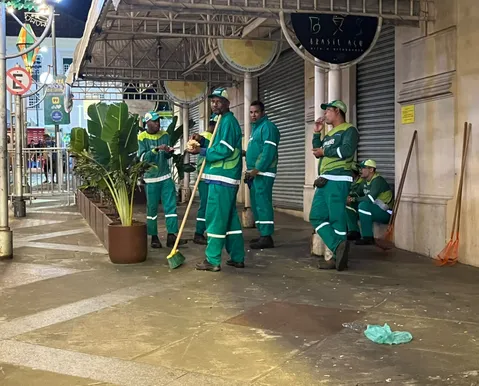 Garis cruzam os braços no São João do Pelourinho e lixo se acumula - Imagem
