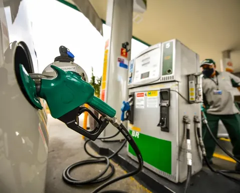 Gasolina com 32% de etanol chega aos postos neste sábado; veja o que muda