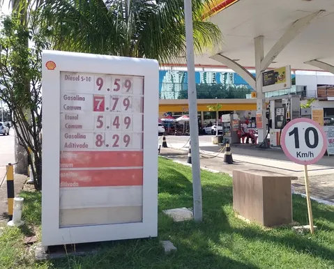 Gasolina salta R$ 0,60 em Salvador e ignora reajuste de 3,7% da Acelen