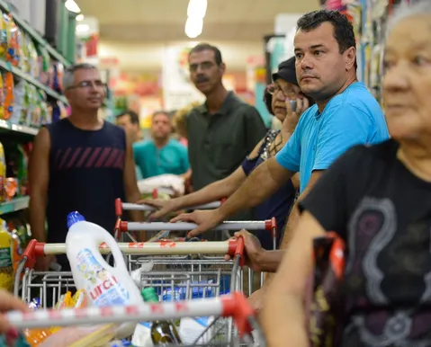Gigante dos supermercados fecha 315 lojas após crise com alimentos vencidos