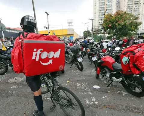 Governo aperta o cerco e apps de entregas enfrentam punição milionária; afeta os pedidos? - Imagem