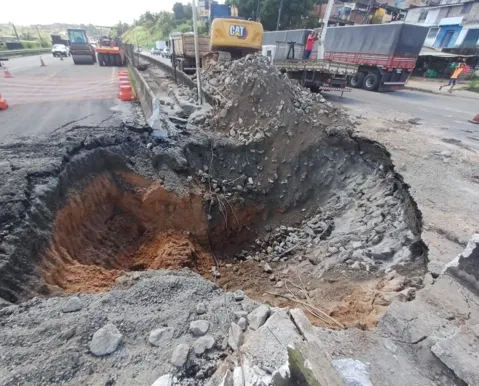 Governo federal decreta situação de emergência na BR-324 após cratera