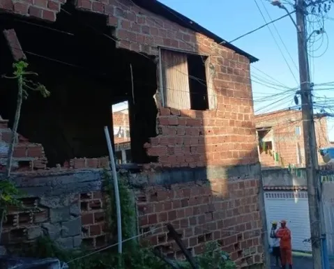 Imóvel desaba parcialmente no Lobato; moradores devem evitar área