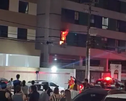 Incêndio atinge apartamento e assusta moradores no Costa Azul