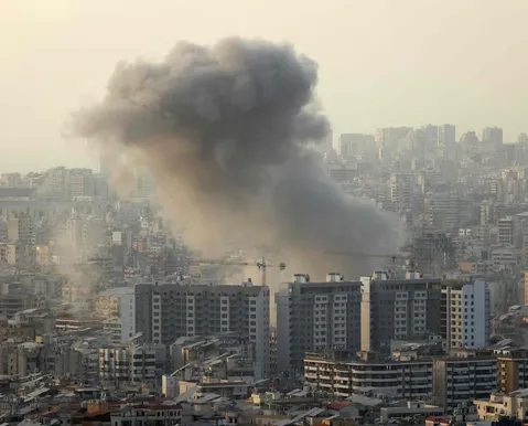Israel volta a bombardear Beirute enquanto EUA negociam paz