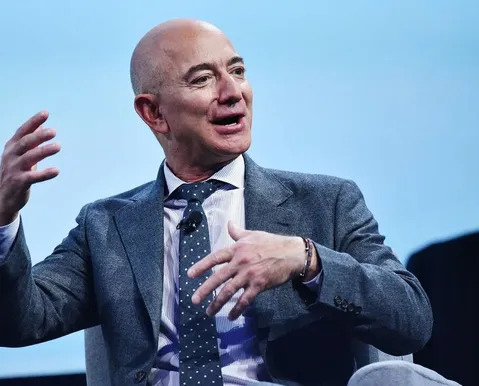 Bilionário Jeff Bezos diz que trabalhar cura a ansiedade: “O estresse desaparece”