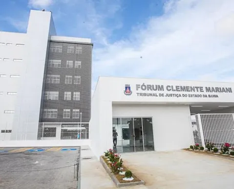 Juiz nega intolerância religiosa após ser acusado de tirar foto de exposição