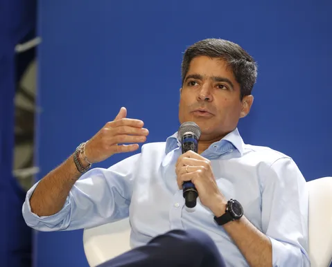 Justiça impõe multa de R$ 100 mil por hora a ACM Neto