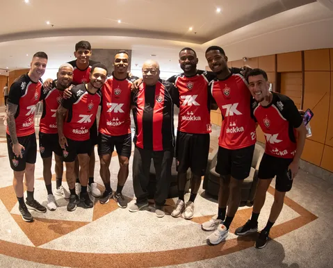 Lenda da Seleção Brasileira visita elenco do Vitória; veja fotos