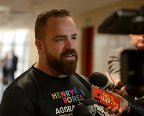 "Mataram meu filho pela 3ª vez", diz pai de Henry após perdão a Monique
