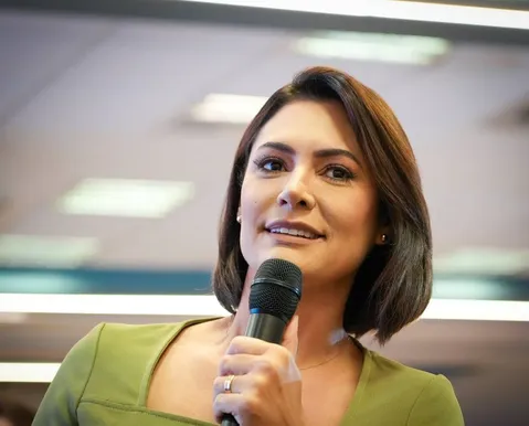 Justiça Eleitoral suspende propaganda de Michelle com imagem de Bolsonaro