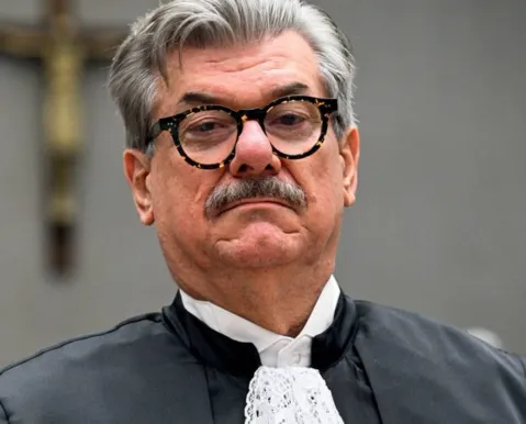 Ministro do STJ é condenado por importunação sexual e perde cargo