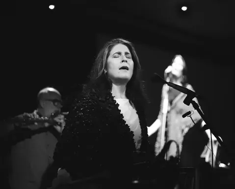 Mônica Salmaso une música erudita e popular em estreia imperdível