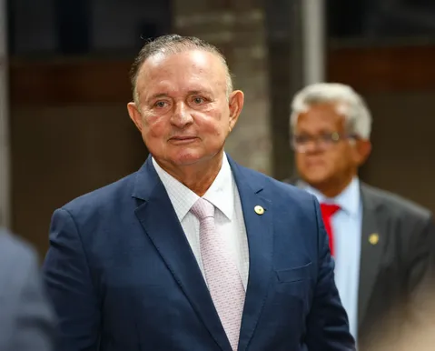 Adolfo Menezes encerra passagem como deputado estadual após quase 20 anos