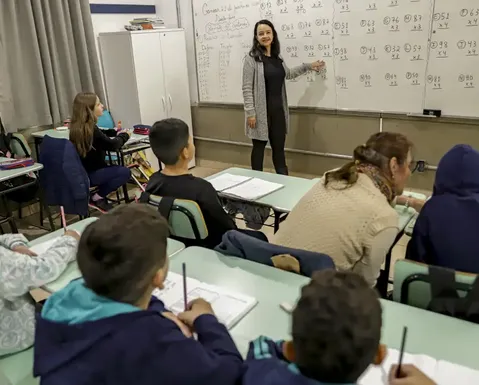 Novo piso salarial de R$ 5.130 dos professores é aprovado no Senado