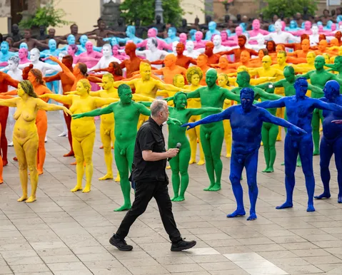 Nus e pintados: centenas participam de obra de Spencer Tunick na Espanha - Imagem